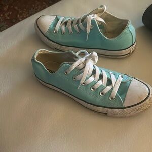 Converse low tops worn enough to look like you might be an outdoors chick??